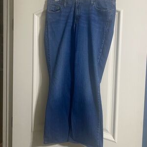 Woman’s Low Rise wide leg 518 Levi Denim Jeans